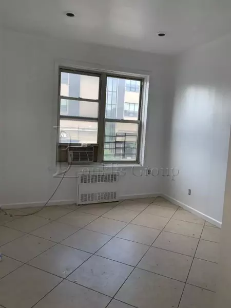 4 bedrooms apartment for rent in Astoria - Queens, New York