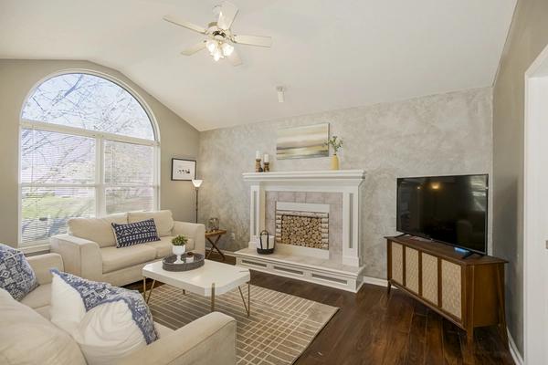 Coliving in Blue Springs - Outer KCMO, Kansas City