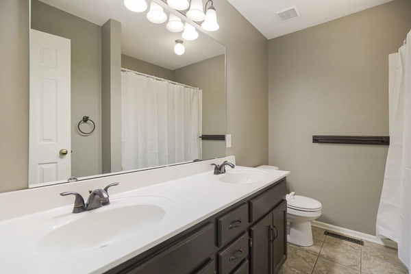 Coliving in Blue Springs - Outer KCMO, Kansas City