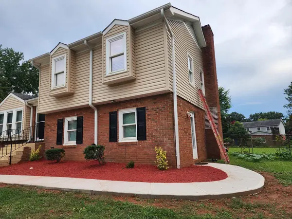 Coliving in Eastway - East Charlotte, Charlotte