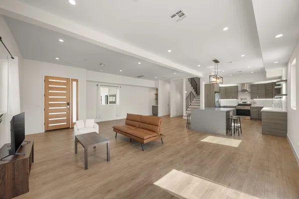 Coliving in Valley Village - San Fernando Valley, Los Angeles