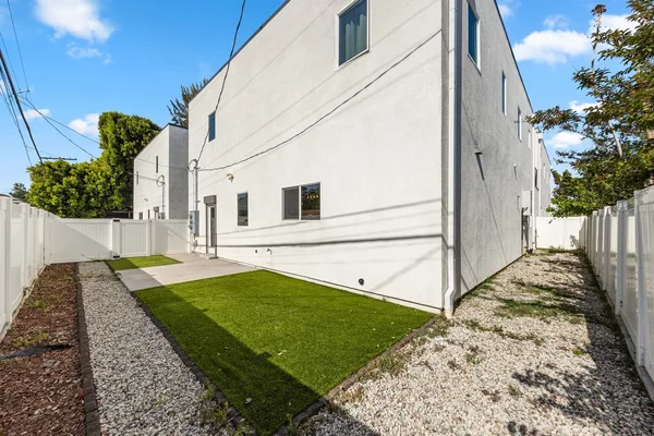 Coliving in Valley Village - San Fernando Valley, Los Angeles