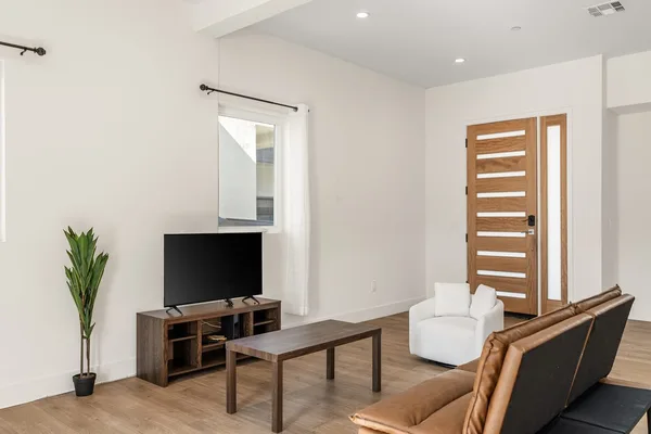 Coliving in Valley Village - San Fernando Valley, Los Angeles