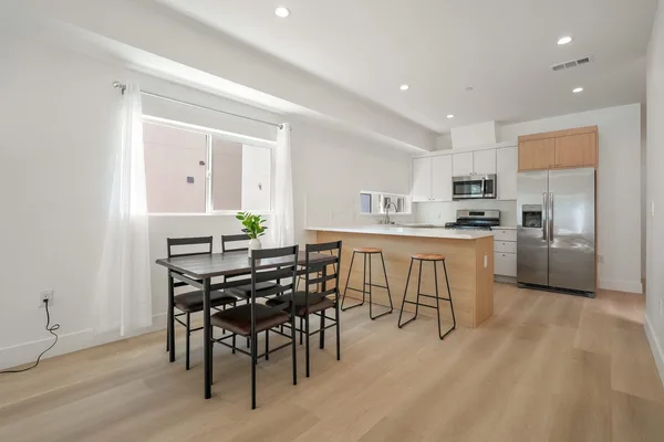 Coliving in Valley Village - San Fernando Valley, Los Angeles