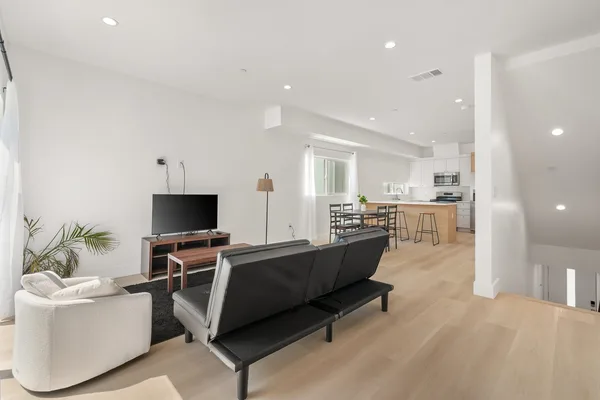 Coliving in Valley Village - San Fernando Valley, Los Angeles