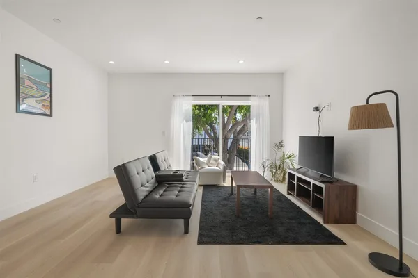 Coliving in Valley Village - San Fernando Valley, Los Angeles