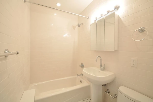 2 bedrooms apartment for rent in Kew Gardens - Queens, New York